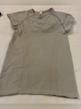 IVIVVA by Lululemon Athletica Girls Athletic top size 12 grey short sleeve